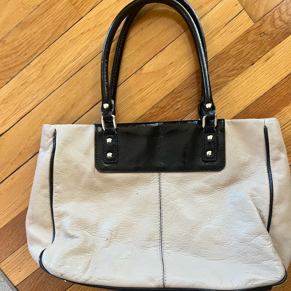 Kate spade tan and black handle bag. Good condition.